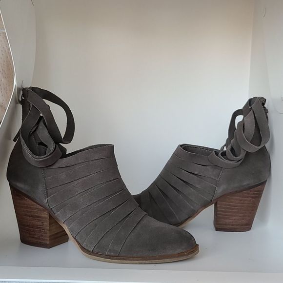 Suede strappy boot - Picture 7 of 7
